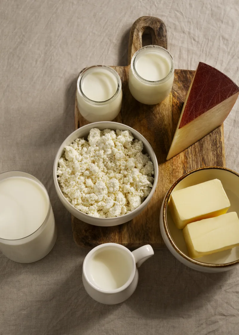 Μπολ με γιαούρτι και cottage cheese, ιδανικά για υγιεινή διατροφή και σνακ.