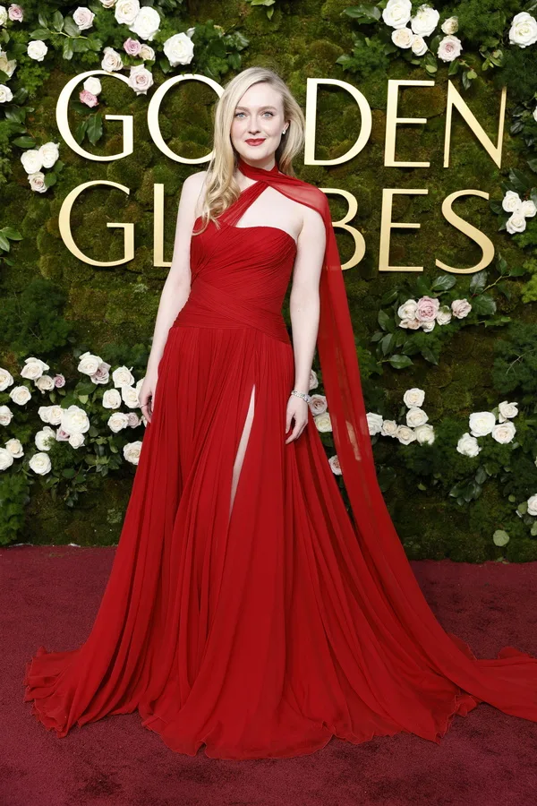 Οι αδελφές Dakota και Elle Fanning που πρωταγωνιστούν στην ταινία The Nightingale.