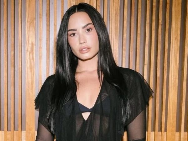 Η Demi Lovato ανασταίνει την pop πλευρά της