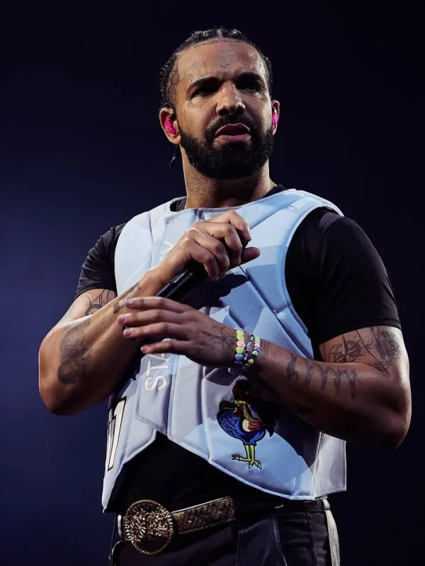 Ο Drake στη σκηνή φορώντας γαλάζιο γιλέκο και κρατώντας μικρόφωνο.