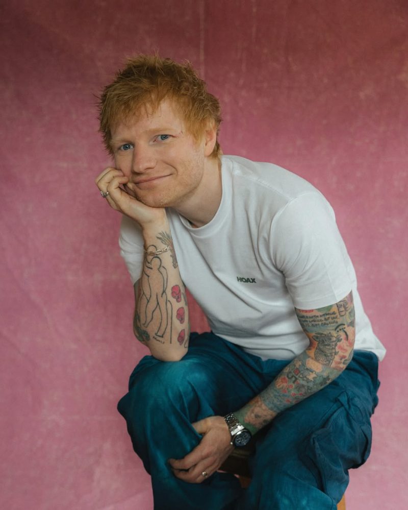 Ο Ed Sheeran επιδεικνύει τα τατουάζ στο σώμα του, τα οποία συμβολίζουν σταθμούς της ζωής και της καριέρας του.