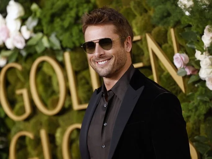 Ο Glen Powell στο κόκκινο χαλί για την 82η απονομή των Χρυσών Σφαιρών στο Μπέβερλι Χιλς.