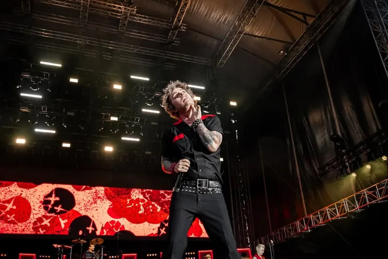Ο Billie Joe Armstrong των Green Day στη σκηνή κατά τη διάρκεια συναυλίας του συγκροτήματος.