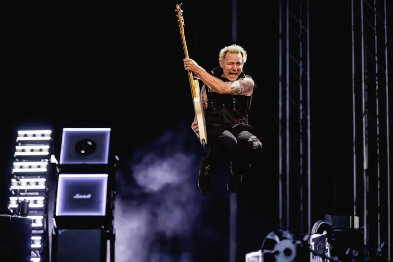 Ο Billie Joe Armstrong των Green Day στη σκηνή κατά τη διάρκεια συναυλίας του συγκροτήματος.
