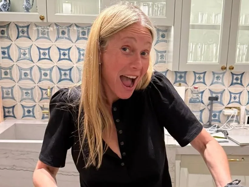 Η Gwyneth Paltrow στην κουζίνα της ετοιμάζει σαλάτα για τον σύζυγό της, Brad Falchuk.