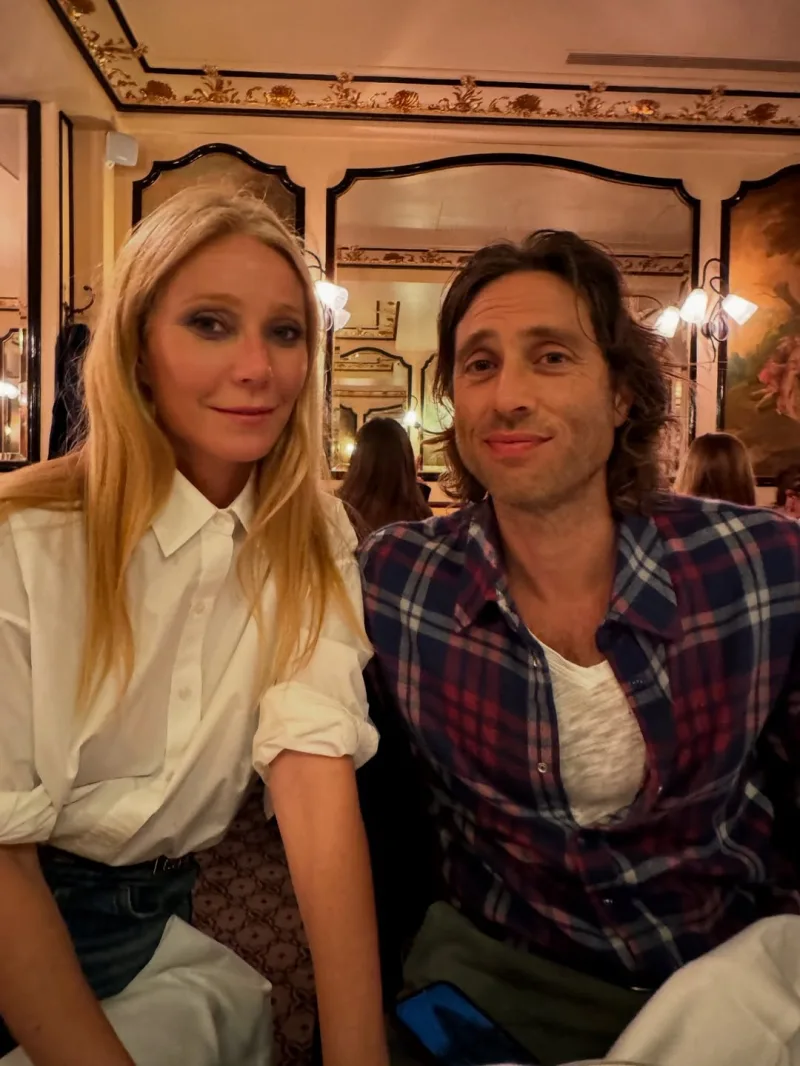 Η Gwyneth Paltrow στην κουζίνα της ετοιμάζει σαλάτα για τον σύζυγό της, Brad Falchuk.