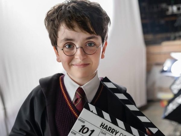 Ο Dominic McLaughlin φορά την κάπα του Harry Potter και ήδη αμείβεται σαν σταρ