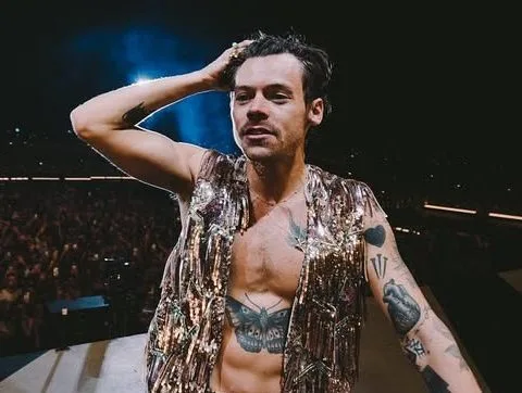 Ο Harry Styles ποζάρει για το lifestyle brand του, Pleasing, με αφορμή τη νέα σειρά σεξουαλικής ευεξίας.