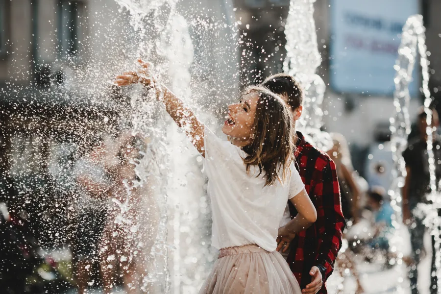 Εικονογράφηση με τα ζώδια να αντιδρούν στις υψηλές θερμοκρασίες και τον καύσωνα του καλοκαιριού.