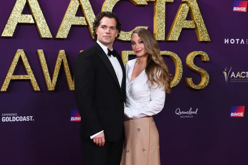 Ο ηθοποιός Henry Cavill, ο οποίος ανακοίνωσε ότι έγινε πατέρας μιας κόρης.