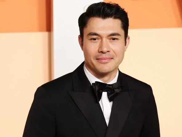 Ο ηθοποιός Henry Golding σε επίσημη εμφάνιση, ο οποίος απέρριψε τον ρόλο του James Bond.