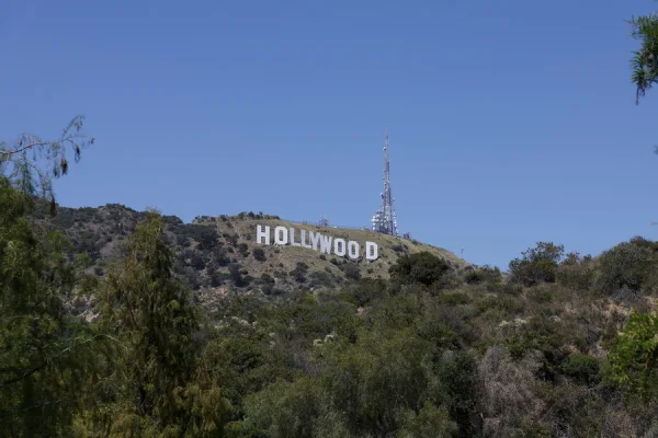 Η εμβληματική πινακίδα του Hollywood στο Λος Άντζελες, την οποία βοήθησε να σωθεί ο Alice Cooper.