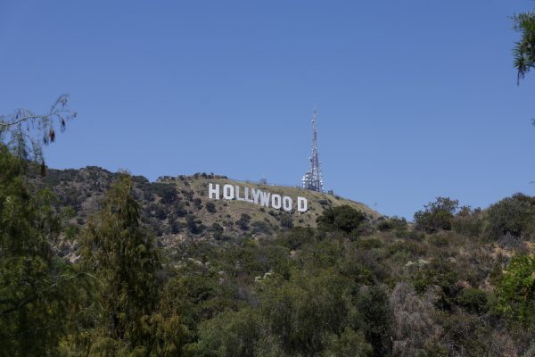 Η εμβληματική πινακίδα του Hollywood στο Λος Άντζελες, την οποία βοήθησε να σωθεί ο Alice Cooper.