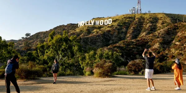 Η εμβληματική πινακίδα του Hollywood Sign στους λόφους του Λος Άντζελες.