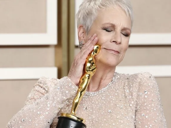 Η Jamie Lee Curtis σε επίσημη εμφάνιση, η οποία θα ενσαρκώσει την Jessica Fletcher στο νέο Murder, She Wrote.