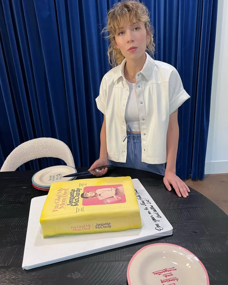 Πορτρέτο της Jennette McCurdy, συγγραφέως του βιβλίου I’m Glad My Mom Died που μεταφέρεται σε σειρά.