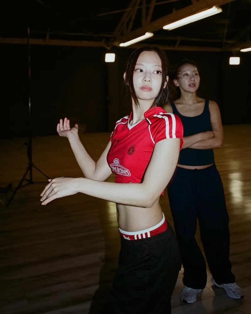 Η Jennie των BLACKPINK υιοθετεί την τάση Blokecore με ποδοσφαιρική φανέλα σε ανάρτησή της στο Instagram.