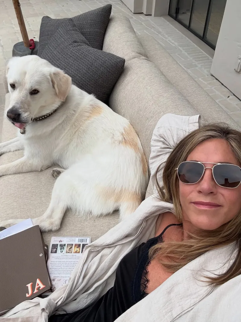 Πορτρέτο της Jennifer Aniston, η οποία θα πρωταγωνιστήσει στη σειρά βασισμένη στο βιβλίο I’m Glad My Mom Died.
