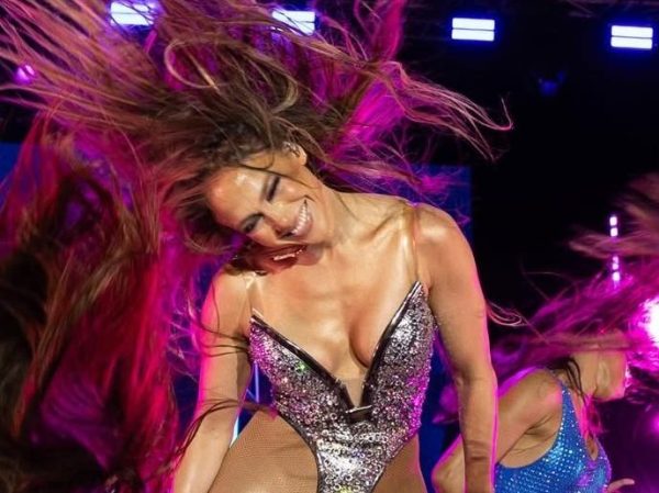 Η Jennifer Lopez «χάνει» τη φούστα της επί σκηνής, το διασκεδάζει και γίνεται viral