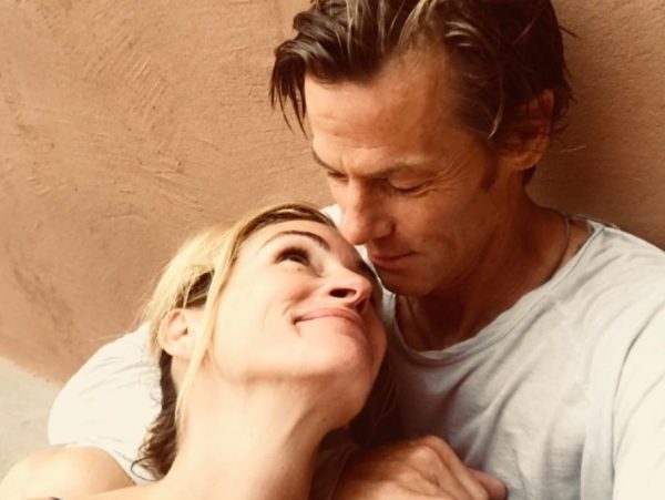 Η Julia Roberts γιορτάζει 23 χρόνια γάμου και αποκαλύπτει το μυστικό μιας μακροχρόνιας σχέσης