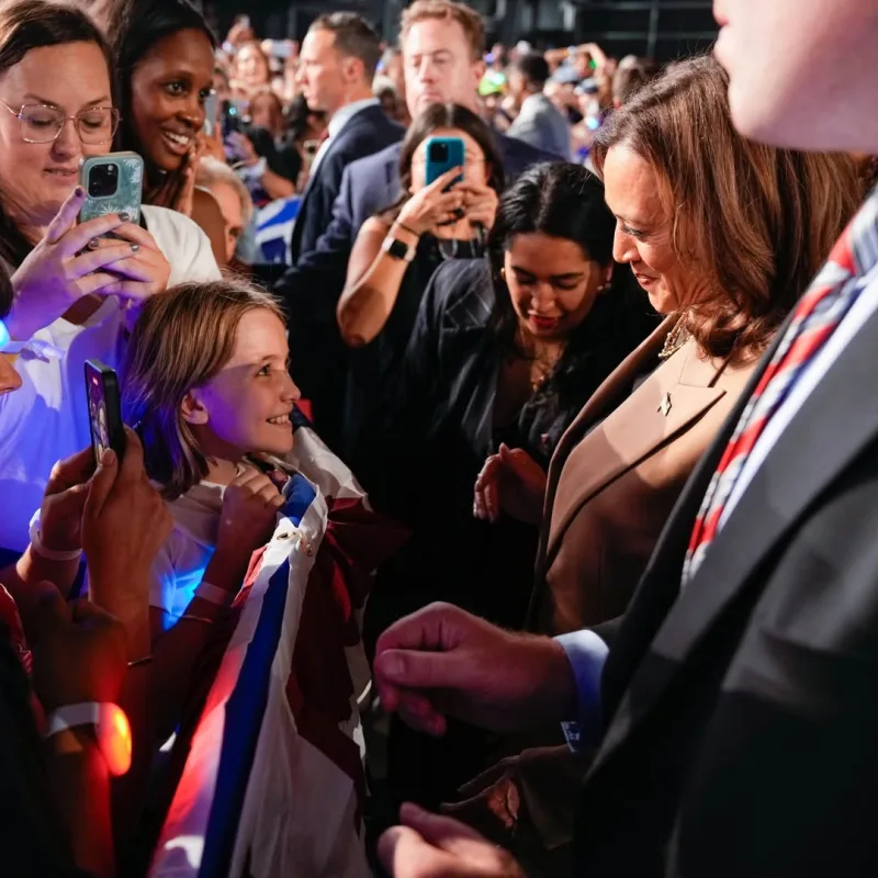 Η Kamala Harris σε φωτογραφία από το επίσημο προφίλ της στο Instagram για το νέο της βιβλίο 107 Days.