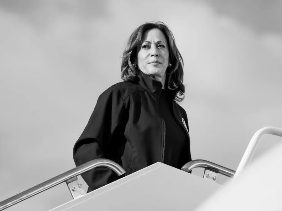 Η Kamala Harris σε φωτογραφία από τον επίσημο λογαριασμό της στο Instagram για το νέο της βιβλίο 107 Days.