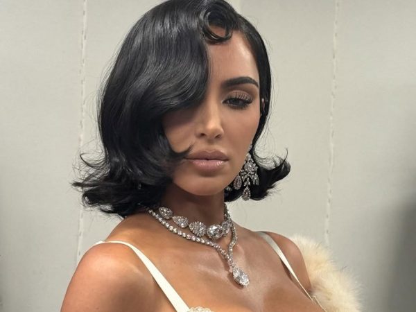 Kim Kardashian: «Λυσσασμένη γάτα» στην πασαρέλα του οίκου Balenciaga
