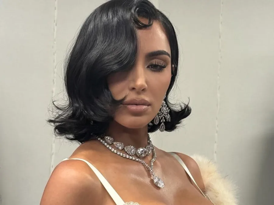 Η Kim Kardashian στην πασαρέλα του οίκου Balenciaga με διαμαντένια κοσμήματα της Elizabeth Taylor.
