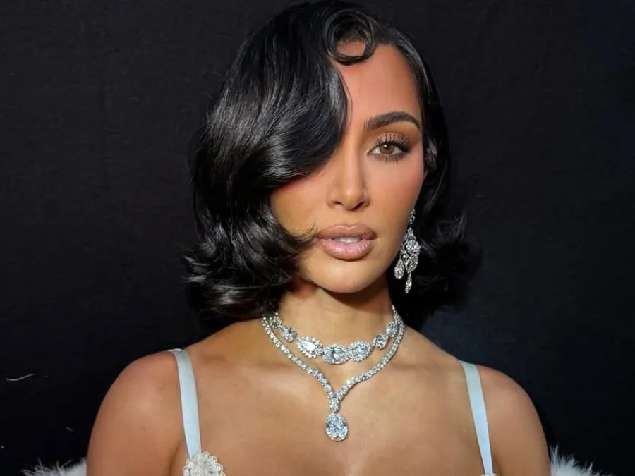 Η Kim Kardashian στην πασαρέλα του οίκου Balenciaga με κοσμήματα της Elizabeth Taylor.