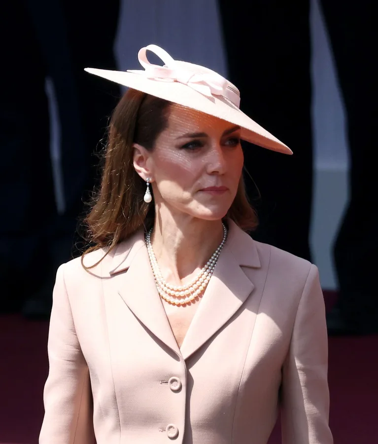 Ο Emmanuel Macron και η Kate Middleton σε επίσημο δείπνο στο Ουίνδσορ.