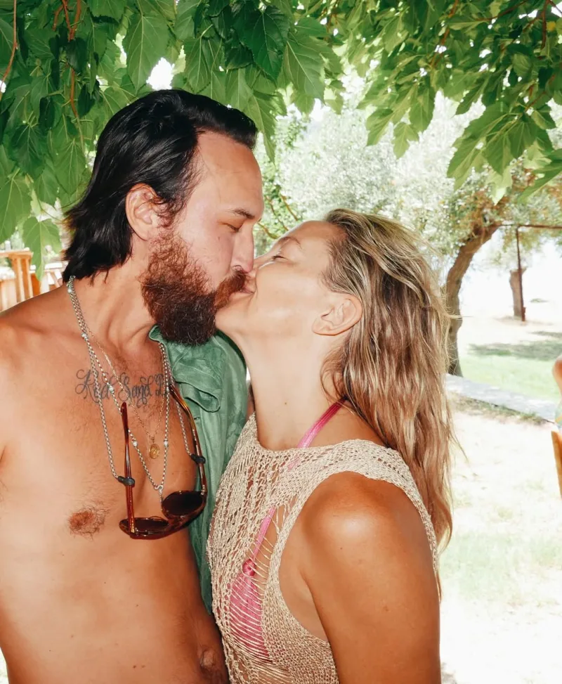 Η ηθοποιός Kate Hudson σε στιγμιότυπο από τις καλοκαιρινές της διακοπές στην Ελλάδα.