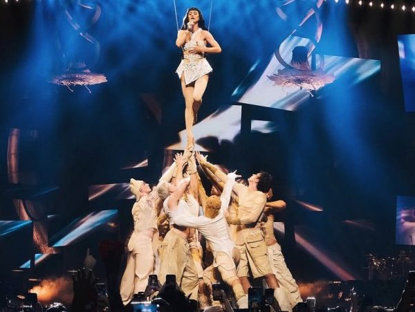 Η Katy Perry εγκλωβίστηκε σε αιωρούμενο μεταλλικό κλουβί