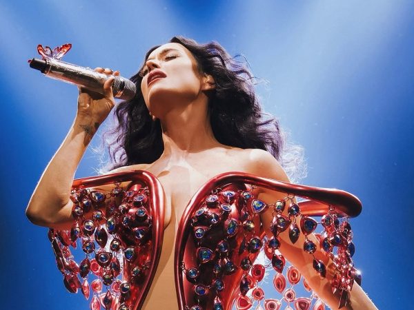 Η Katy Perry λύγισε επί σκηνής