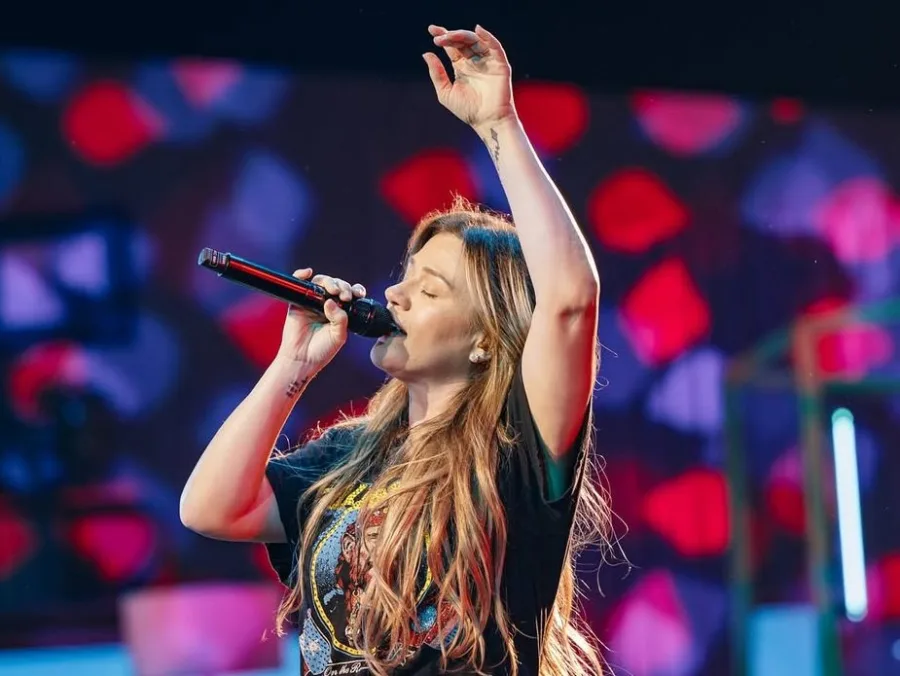 Η Kelly Clarkson στη σκηνή σε συναυλία στο Λας Βέγκας.