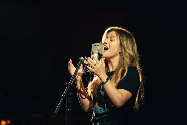 Η Kelly Clarkson στη σκηνή σε συναυλία στο Λας Βέγκας.