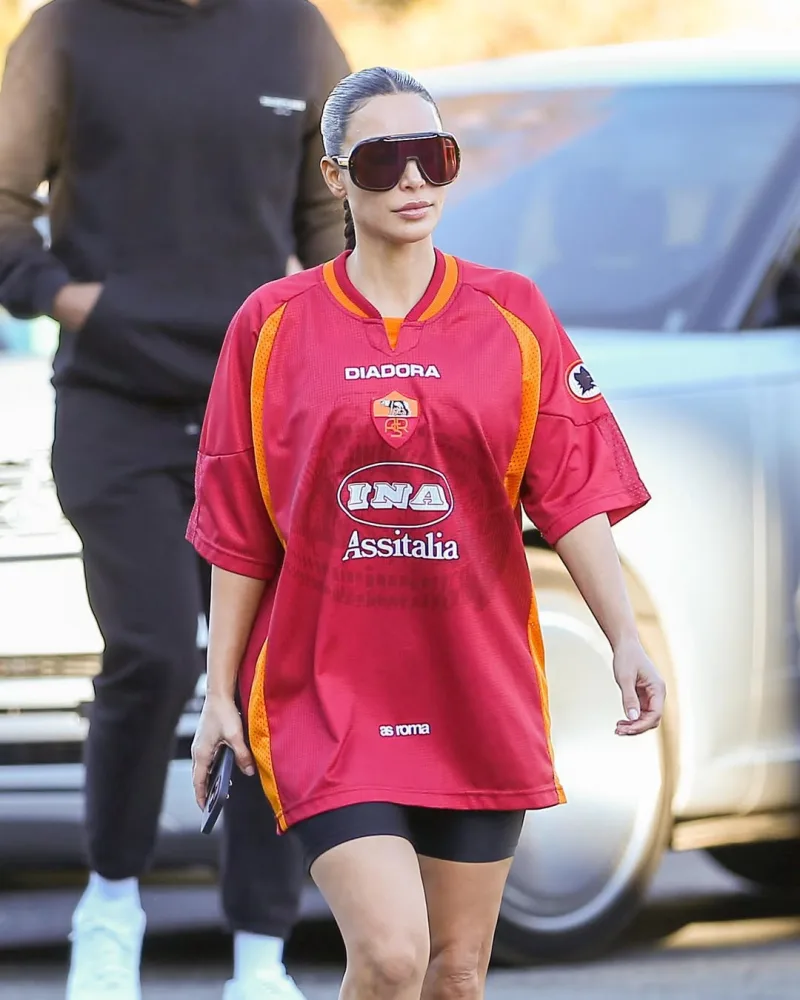 Ποδοσφαιρική εμφάνιση της AS Roma στο πλαίσιο της fashion τάσης Blokecore.