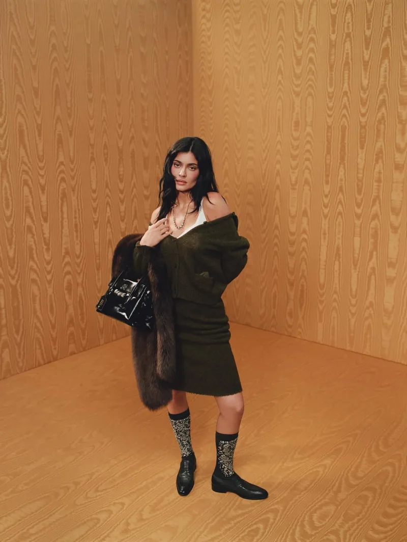 Η Kylie Jenner ποζάρει για τη νέα καμπάνια Femininities του οίκου Miu Miu.
