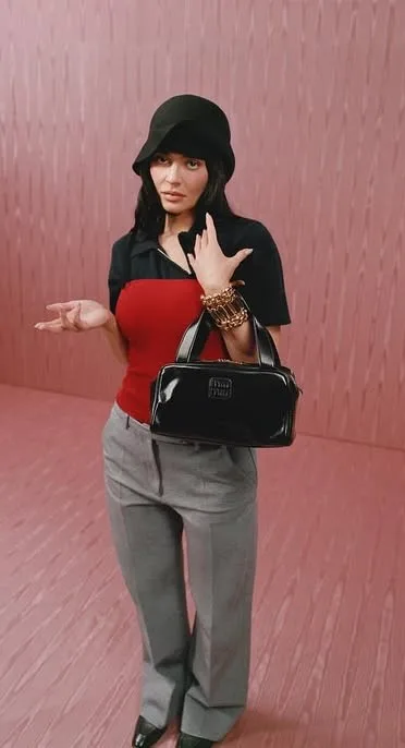 Η Kylie Jenner ποζάρει για τη νέα καμπάνια Femininities του οίκου Miu Miu.