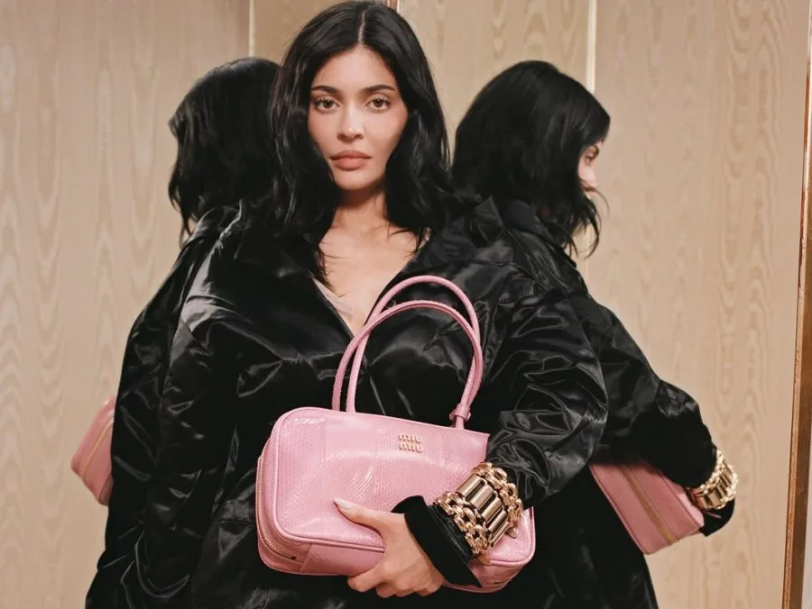 Η Kylie Jenner ποζάρει για τη νέα καμπάνια Femininities του οίκου Miu Miu.