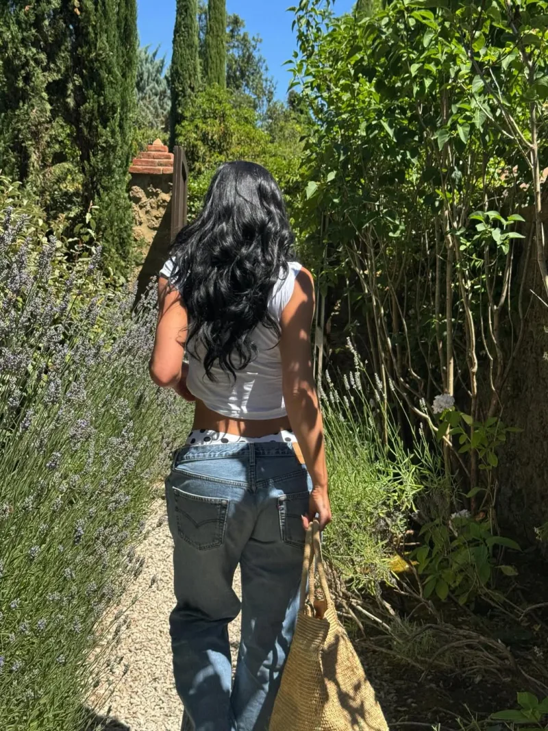 Η Kylie Jenner περπατά σε έναν κήπο στην Τοσκάνη.