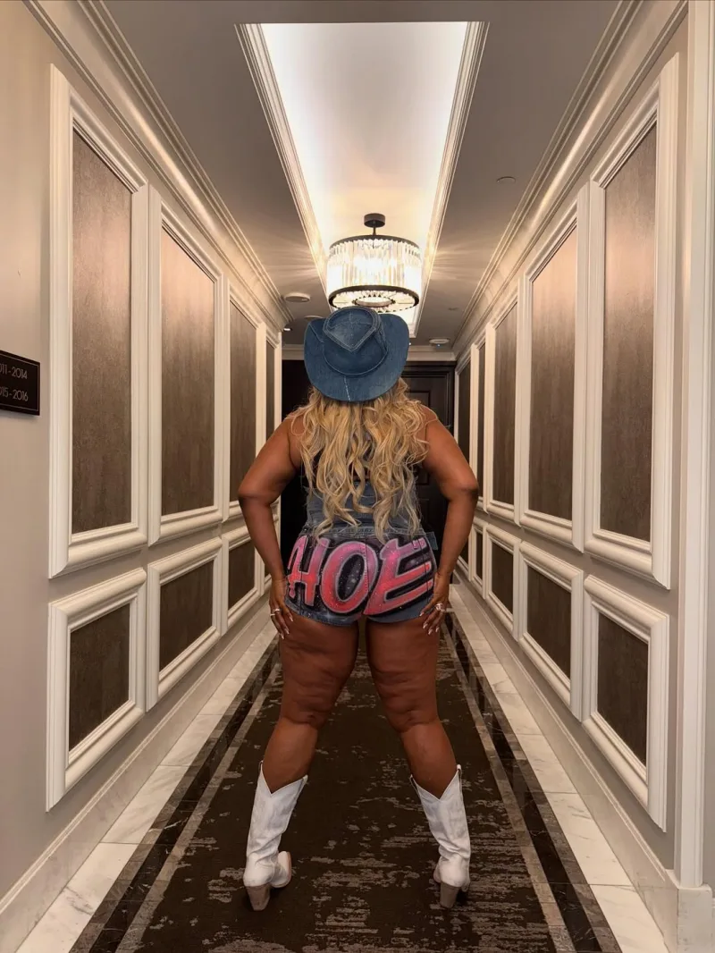 Η τραγουδίστρια Lizzo σε φωτογραφία από το Instagram για το νέο της mixtape My face hurts from smiling.