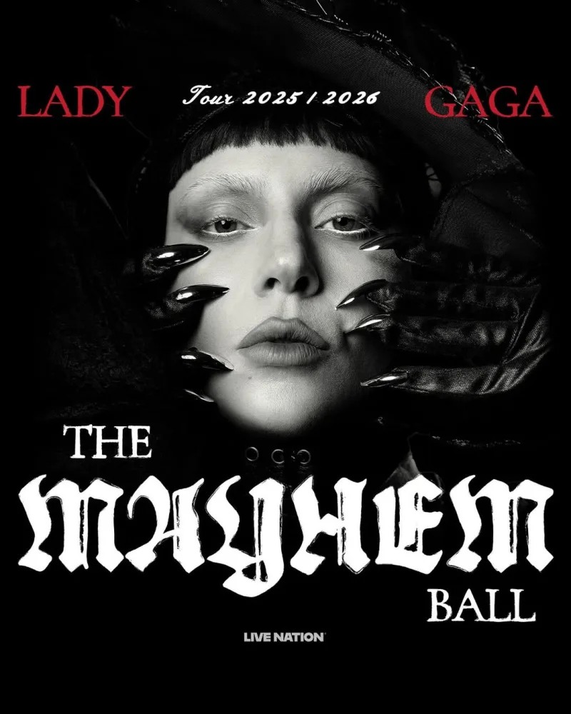 Η Lady Gaga στη σκηνή του The Mayhem Ball σε ένα φαντασμαγορικό αφιέρωμα στον Ozzy Osbourne.