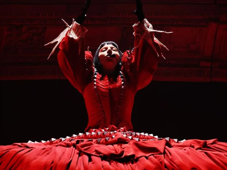 Η Lady Gaga στη σκηνή του The Mayhem Ball σε ένα φαντασμαγορικό αφιέρωμα στον Ozzy Osbourne.