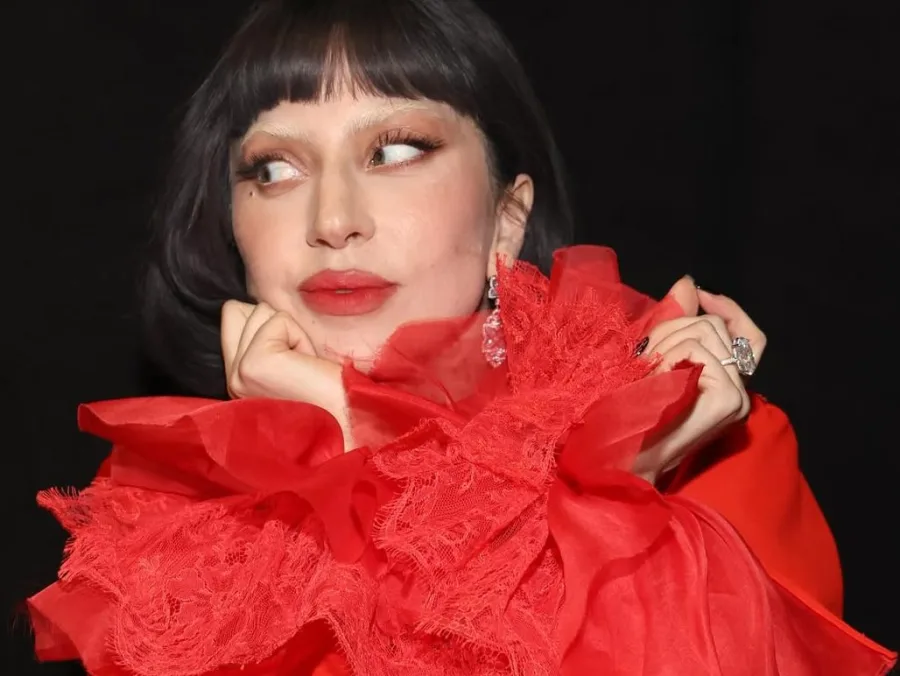 Η Lady Gaga στη σκηνή κατά τη διάρκεια της περιοδείας The Mayhem Ball.