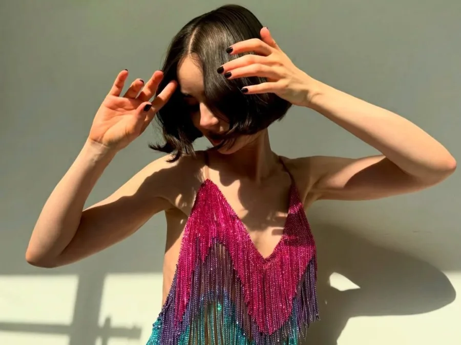 Η Lily Collins σε φωτογραφία από το Instagram της με αφορμή το Paris Pride.