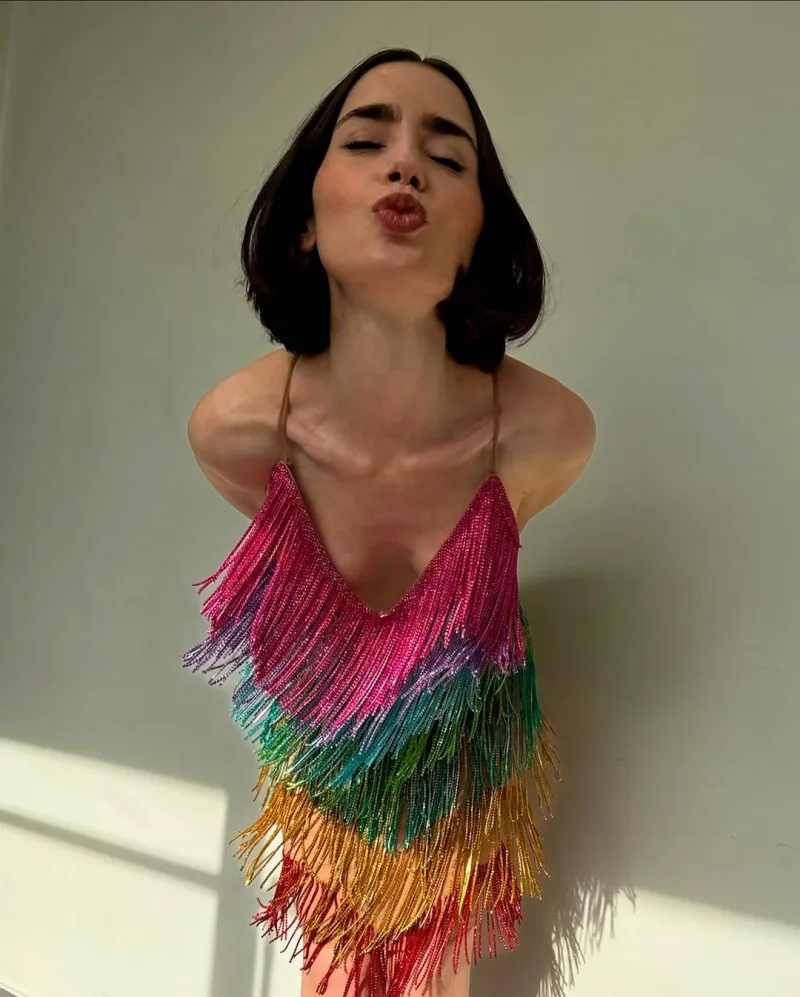 Η Lily Collins σε φωτογραφία από το Instagram της για το Paris Pride.