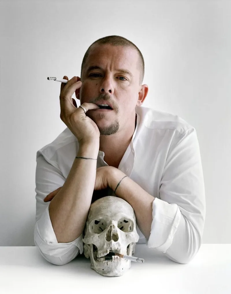 Ο ηθοποιός Luke Newton που θα ενσαρκώσει τον Alexander McQueen στη θεατρική παράσταση House of McQueen.
