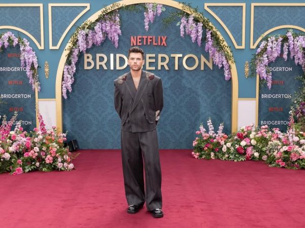Από το Bridgerton στο Broadway: Ο Luke Newton γίνεται ο Alexander McQueen