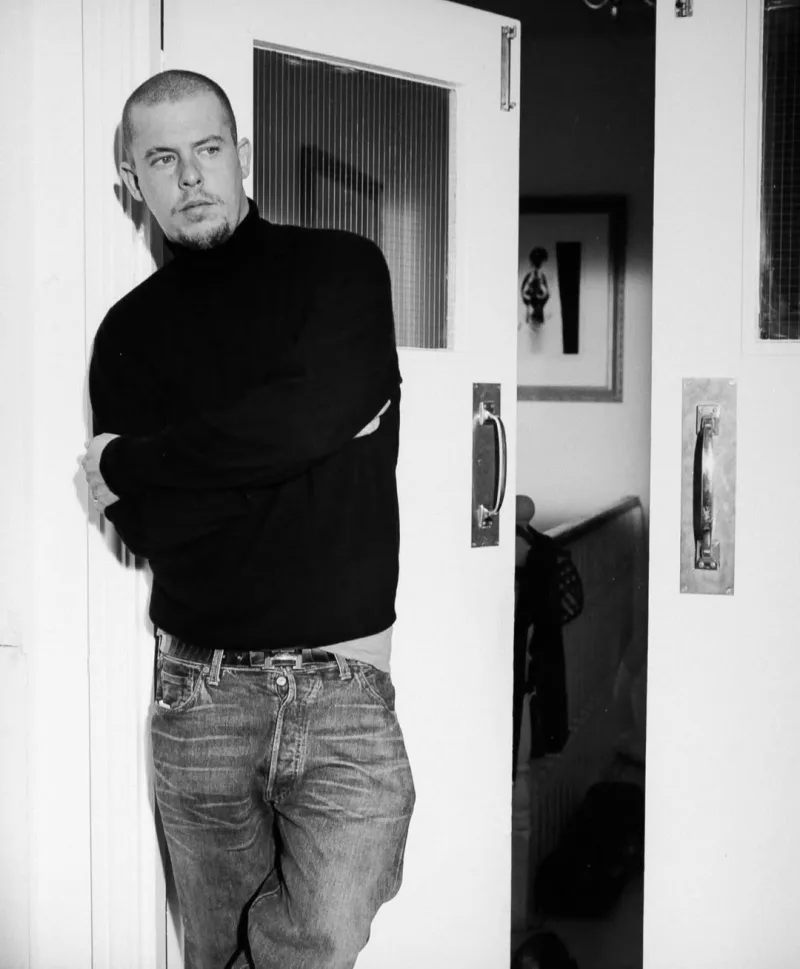 Ο ηθοποιός Luke Newton που θα ενσαρκώσει τον Alexander McQueen στη θεατρική παράσταση House of McQueen.