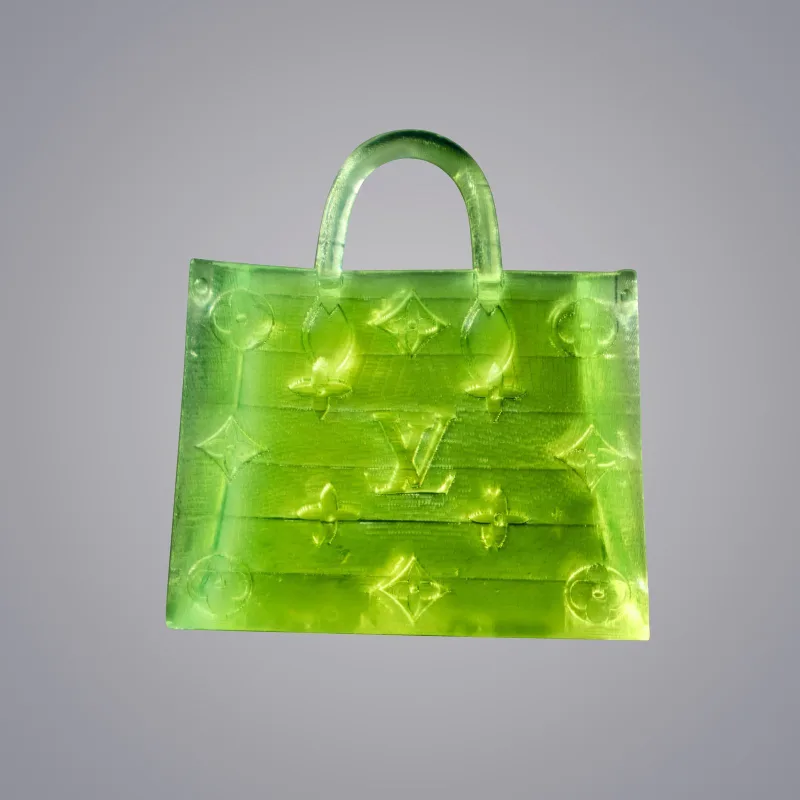 Η μικροσκοπική τσάντα Microscopic Handbag της MSCHF, εμπνευσμένη από το σχέδιο OnTheGo της Louis Vuitton.